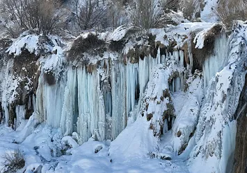Erzincan’da Girlevik Şelalesi buz kesti