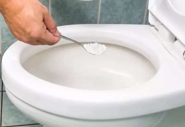 klozet-temizliginde-cigir-acacak-yontem-camasir-suyunu-cope-atacaksiniz-sadece-2-malzemeyle-1705827049631.jpg Klozet temizliğinde çığır açacak yöntem! Çamaşır suyunu çöpe atacaksınız! Sadece 2 malzemeyle... - 2