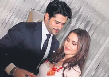 Fahriye Evcen ile Burak Özçivit nişanlandı