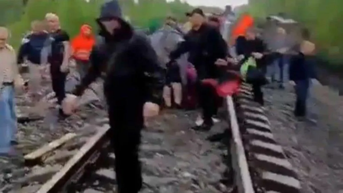 Rusya'da korkunç kaza! Yolcu treni raylardan çıktı: Çok sayıda yaralı var