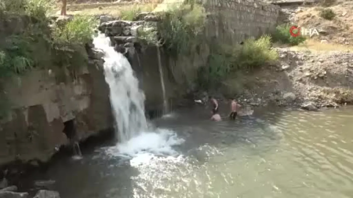 Muşlu çocuklar çayda yüzerek serinliyor
