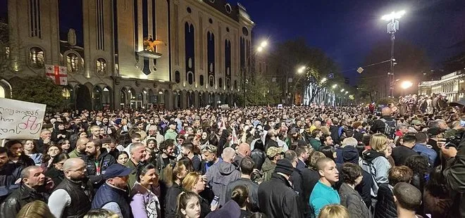 Gürcistan’da binlerce kişi yabancı etkinin şeffaflığı yasa tasarısını protesto etti