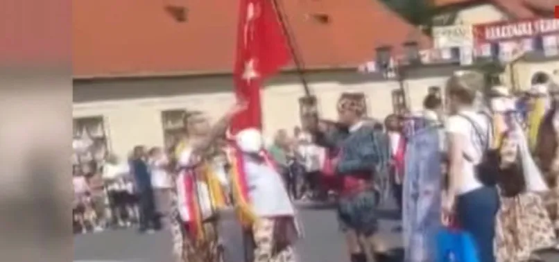 Türk bayrağına çirkin saldırı