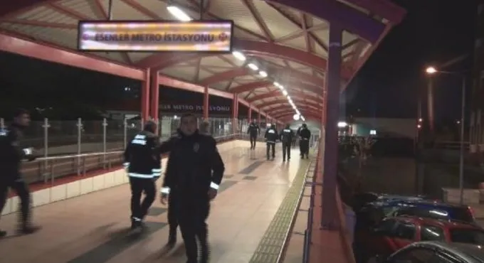İstanbul'da metroda dehşet! 2 kişi bıçaklandı, ortalık kan gölüne döndü - 3