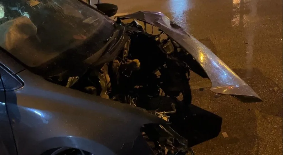 Bursa’da bariyerlere çarpan otomobilin motoru koptu - 5