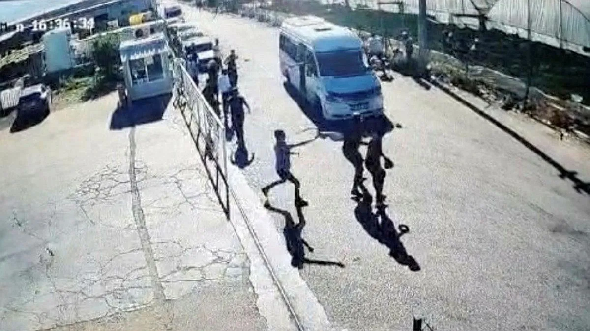 Antalya'da kan donduran olay Tartıştığı kişileri minibüsle ezdi