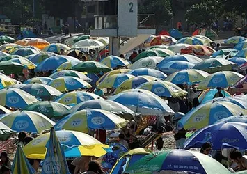 Koronavirüsün ortaya çıktığı Çin'de insanlar plajlara koştu