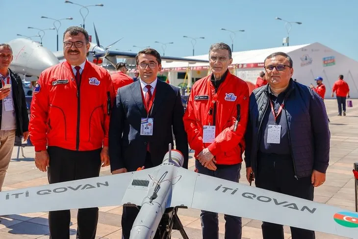 Bakü semalarında hilal ve yıldız! Teknofest'te nefesleri kesen gösteri