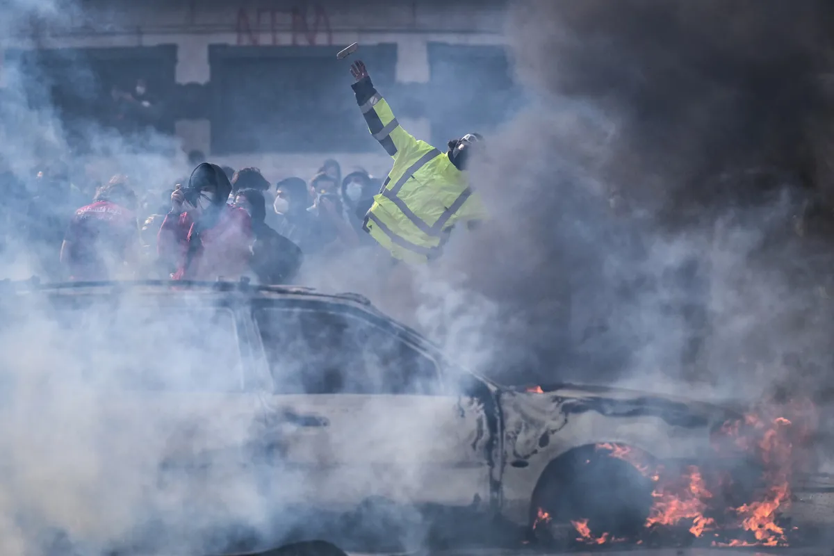 a-haber-fransada-ofkenin-merkezinde-paris-sokaklarinda-gerilim-1792263665366.jpg Ülke genelindeki protestolara 800 bin kişi katıldı (Foto: AA)