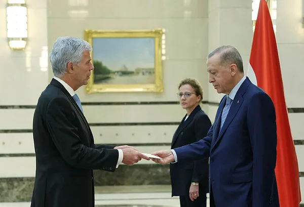 Başkan Recep Tayyip Erdoğan’dan diplomasi trafiği! Elçiler tek tek güven mektubu sundu