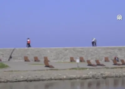 Havayı fırsat bilen vatandaşlar sahilde yürüyüş yaptı