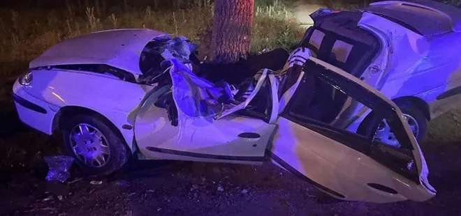 Kütahya’da ağaca çarpan otomobildeki 2 kişi öldü, 1 kişi yaralandı