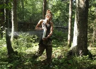 Kadın maceracı streçten yaptı! Ormanda hayran bırakan eser