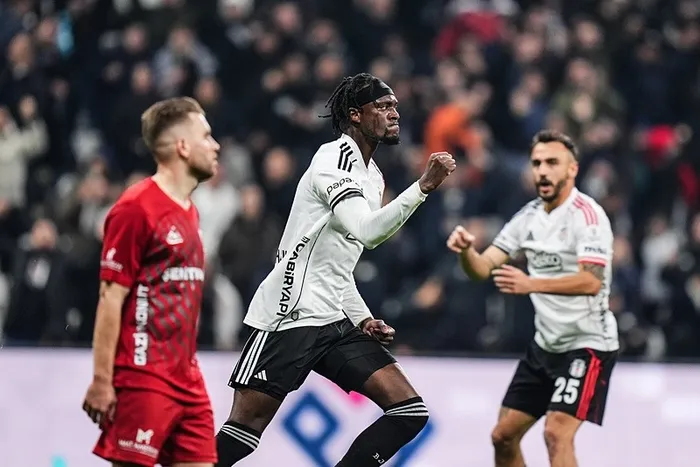 besiktas-evinde-gaziantep-fk-ile-berabere-kaldi-derbi-oncesi-kritik-kayip-1765220614186.jpeg Beşiktaş oyuncusu Tammy Abraham (ortada) attığı golün ardından sevinç yaşadı (AA)