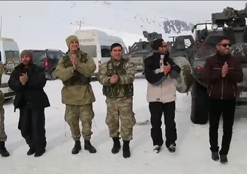 Asker ve halktan kar halayı