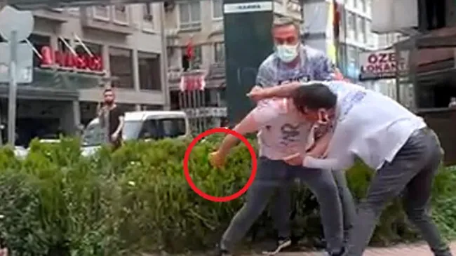 Adana’da cadde ortasında iki genç arasında bıçaklı kavga! Ortalık bir anda karıştı - 3