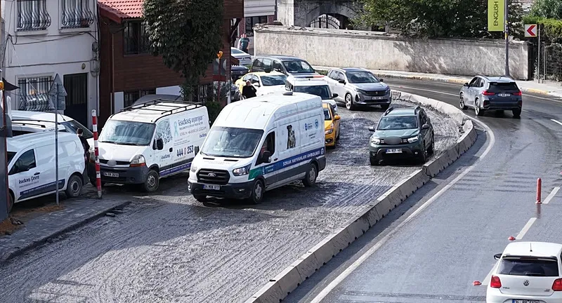1790834473145.jpg Sürücüler bozuk yolda ilerlemekte zorlanıyor - foto: ahaber.com.tr