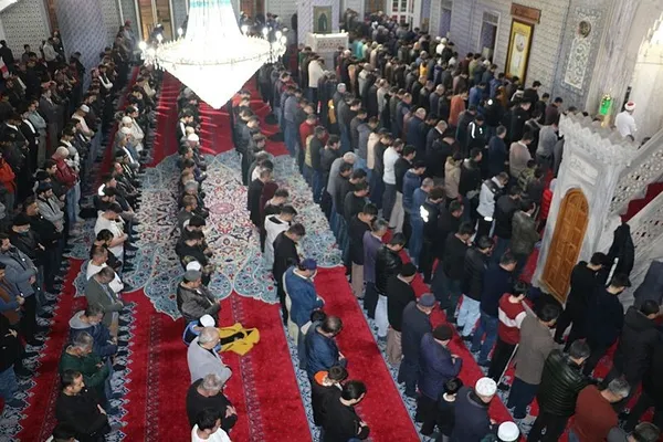 deprem-bolgesinde-ilk-teravih-namazi-kilindi-1710102476988.jpeg Deprem bölgesinde ilk teravih namazı kılındı - 1