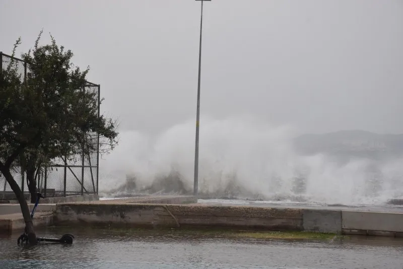 olum teget gecti mucize kurtulus firtina izmir i vurdu deniz tasti yollar gole dondu