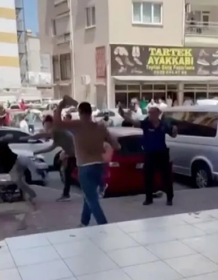 antalyada-tasli-sopali-kavga-kamerada-cok-sayida-yarali-ve-gozalti-1652443709462.jpg Antalya’da taşlı sopalı kavga kamerada! Çok sayıda yaralı ve gözaltı - 2