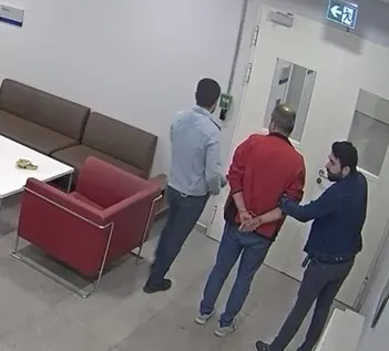 yolcu-karsilamada-gozalti-feto-firarisi-eski-bashekim-kiskivrak-yakalandi-1665045695720.jpg Havalimanında yolcu karşılamaya sahte kimlikle geldi! FETÖ firarisi eski başhekim kıskıvrak yakalandı - 2