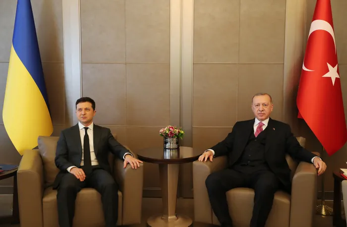 Son dakika: Rusya ile savaşın eşiğindeki Ukrayna'dan Türkiye'ye kritik ziyaret! Vladimir Zelenskiy Huber Köşkü'nde - 2