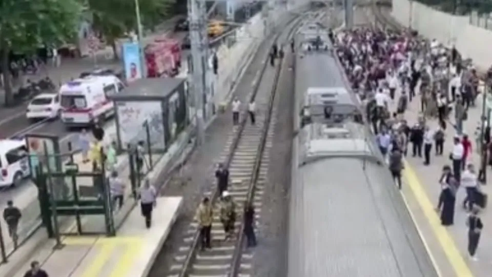 Marmaray Bostancı durağında bir genç raylara atlayarak intihar etti