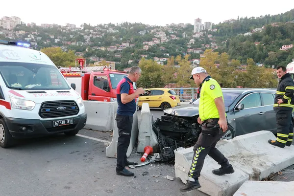 zonguldakta-otomobil-beton-bariyere-carpti-1661710273486.jpg Zonguldak'ta otomobil beton bariyere çarptı - 1