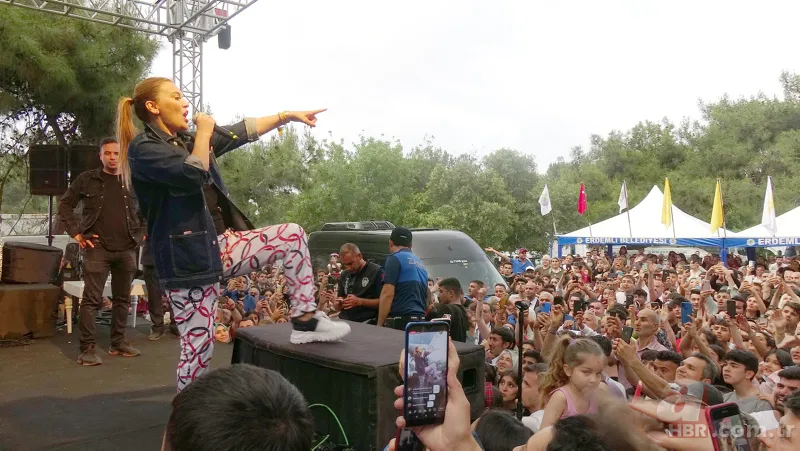 Demet Akalın pijamayla sahneye çıkmıştı! Sebebi üzdü 3