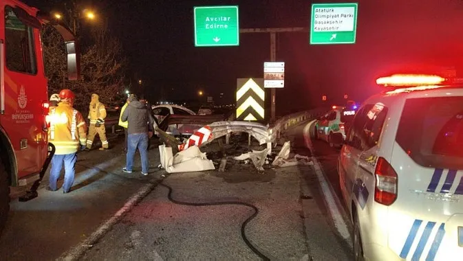 İstanbul’da otomobil bariyerlere çarptı: 2'si ağır, 3 yaralı - 1