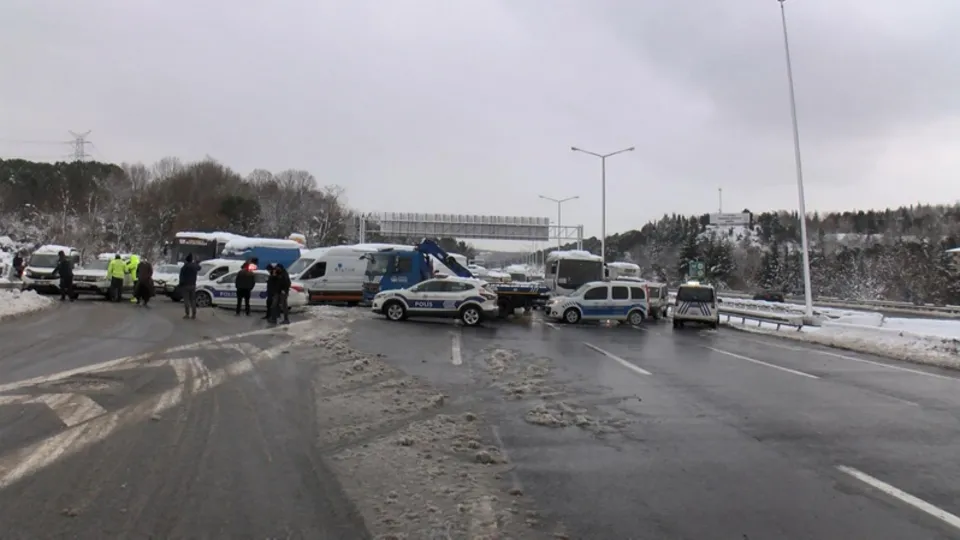 Beykoz TEM'den araç kuyruğu! Sürücüler geçiş saatini bekliyor