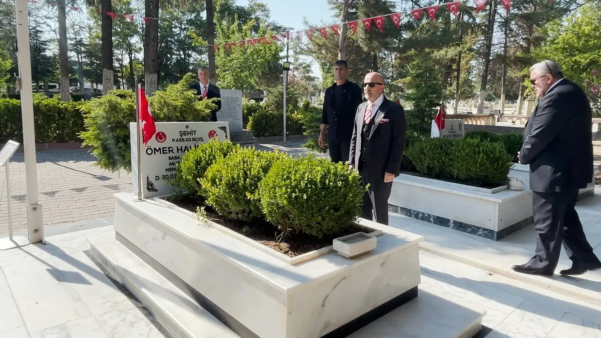 İhanete "dur" diyen şehit Ömer Halisdemir'in kabrine ziyaret! Zekai Aksakallı'dan 15 Temmuz mesajı