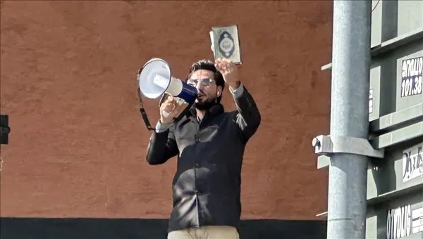 Hollanda’da Kur’an-ı Kerim’e yönelik alçak saldırı! Irkçı PEGIDA lideri Türkiye’nin Lahey Büyükelçiliği önünde…