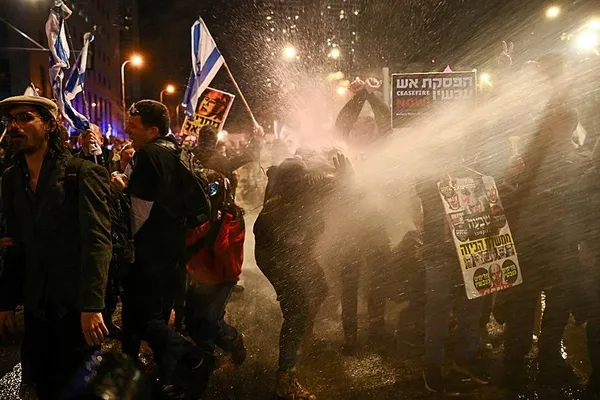 Tel Aviv’de Netanyahu’ya istifa çağrısı! Yüzlerce vatandaş sokaklara döküldü: Herkes biliyor ki sen suçlusun
