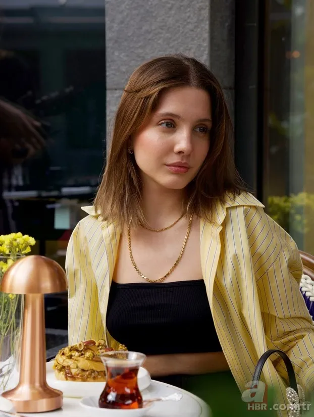 Sinem Kobal'ın minik rol arkadaşıydı! Selena'nın Nazlı'sı Dilara Kurtulmuş son haliyle ağızları açık bıraktı 5