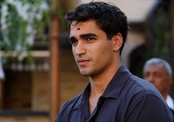 Mert Ramazan Demir sevenlerini korkuttu! Elindeki yara izleri dikkat çekti