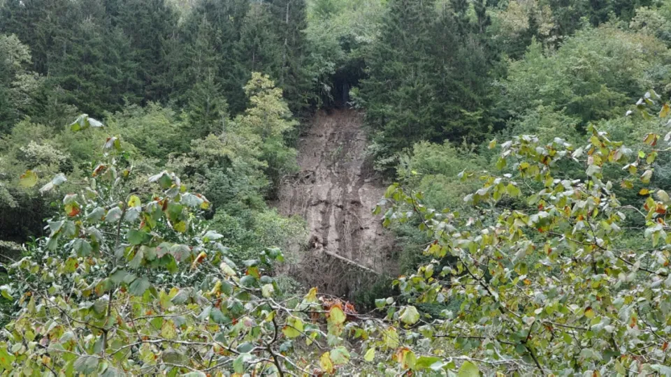 Doğu Karadeniz'de heyelan! Trabzon'da ırmak taştı, Rize'de heyelan meydana geldi