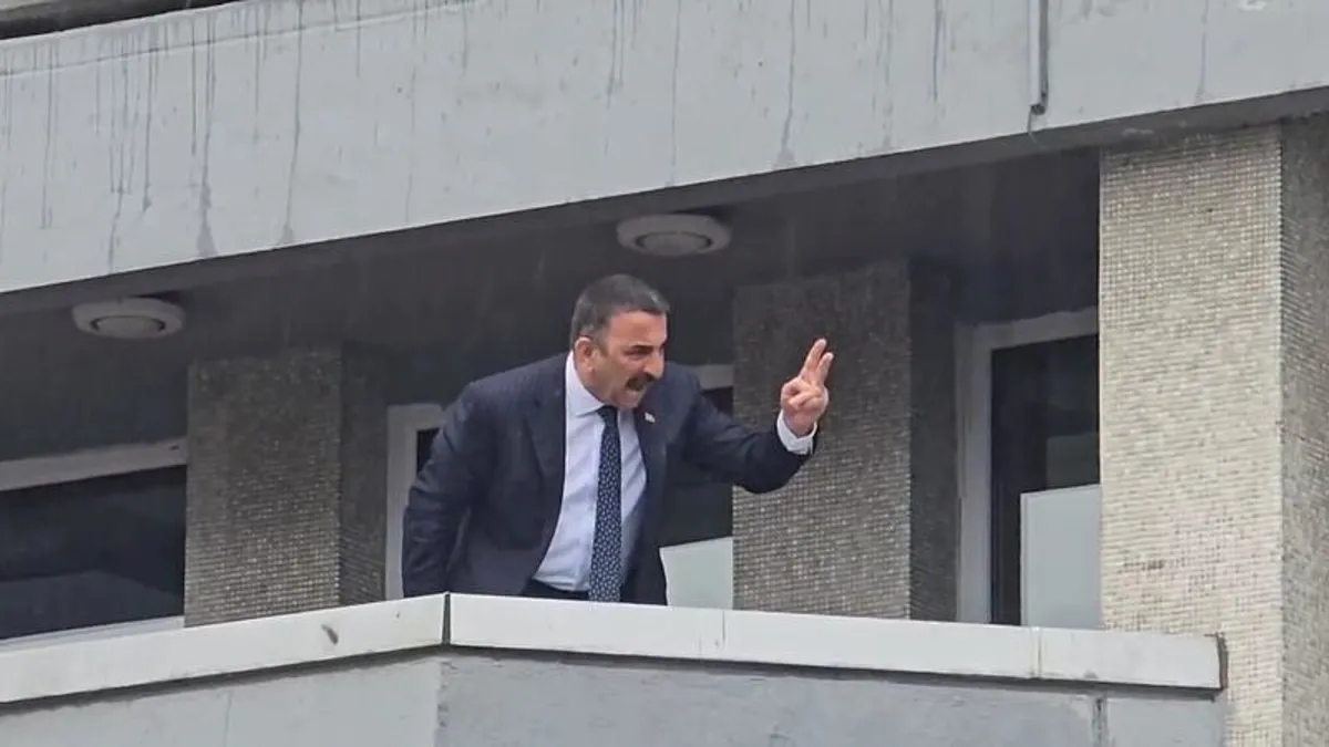 CHP'de alternatif tören skandalı! Zonguldak Valisi Hacıbektaşoğlu'ndan balkonda tepki! “Ayıp utanmıyor musunuz?"