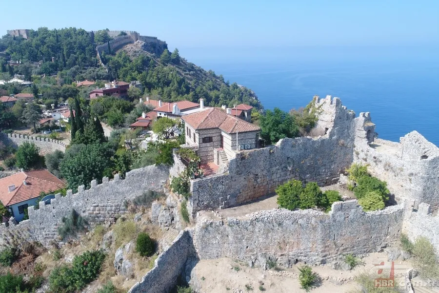 Alanya Kalesi'nde skandal görüntüler! Tarihi surları delip atık suyu boşaltmış 17