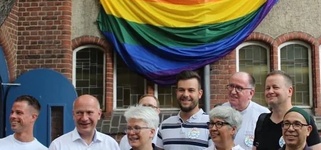 Almanya’da sözde camide LGBT bayraklı skandal! Belediye başkanından skandal paylaşım...