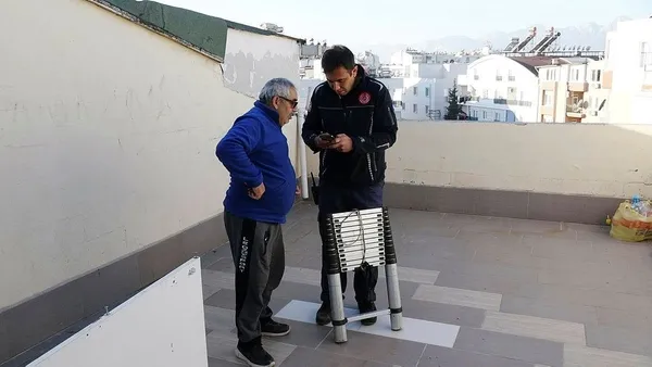anten-duzeltmek-icin-cikti-catida-mahsur-kaldi-1706866807810.jpeg Anten düzeltmek için çıktı! Çatıda mahsur kaldı - 2