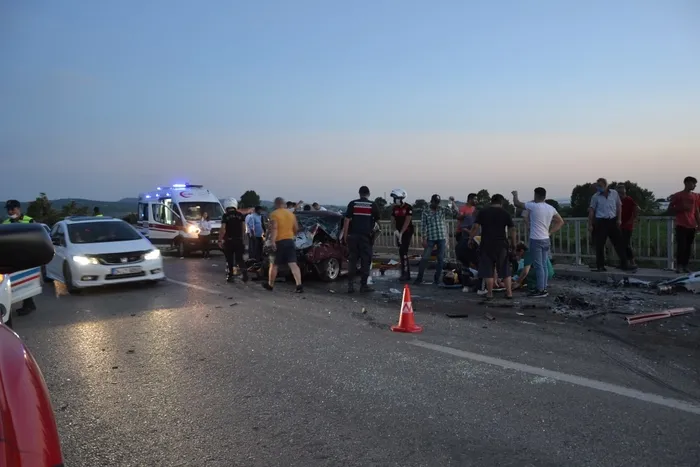 Çanakkale’de feci kaza! İki otomobil kafa kafaya çarpıştı: 3 ölü 5 yaralı - 3