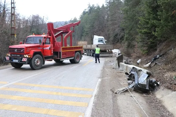 Beton bariyerlere çarpan TIR yolunu kapattı! Bolu Abant yolunda feci kaza - 1
