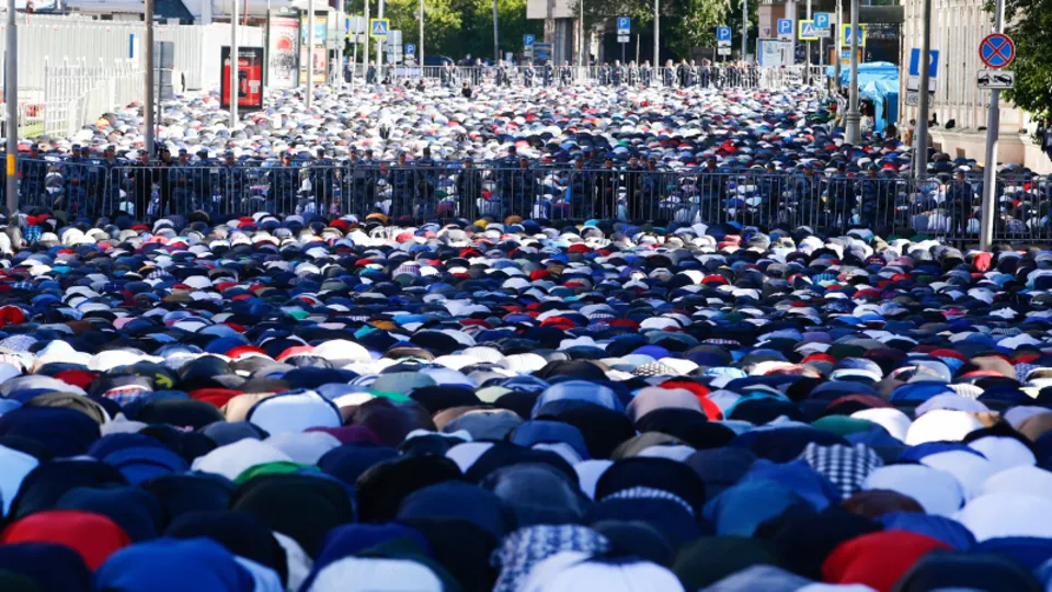 Müslümanlar camilere sığmadı!