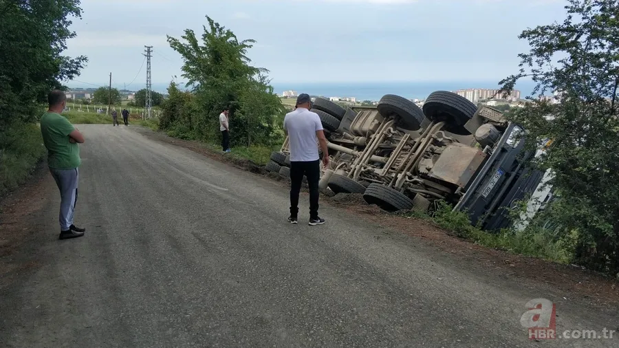 Seyir halindeki beton mikseri yol çökünce şarampole devrildi 1