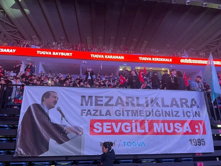 TÜGVA Gençlik Buluşması’nda dikkat çeken Başkan Erdoğan pankartı: Mezarlıklara fazla gitmediğiniz için sevgili Musa