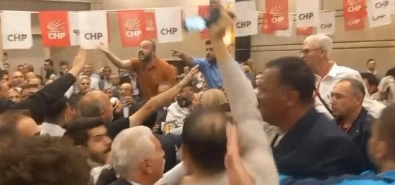 CHP il kongreleri boks ringine döndü! Tekmeler ve masalar havada uçuyor! CHP yandaşı medyası kızgın: Sizin neyinize oy vereceğiz? CHP il kongreleri boks ringine döndü! Tekmeler ve masalar havada uçuyor! CHP yandaşı medyası kızgın: Sizin neyinize oy vereceğiz?