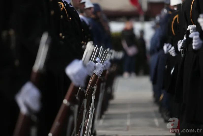 Çanakkale Zaferi'nin 108. yıl dönümü! "Çanakkale geçilmez" yazılı altın madalya Türk bayrağına takıldı 16