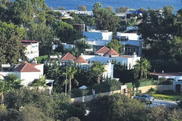 Son dakika: İkinci Şahan Gökbakar vakası: Şarkıcı Sıla evinin etrafını 10 metre çitle çevirdi! Otel yetkilileri şikayetçi oldu - 1