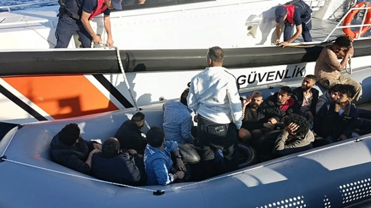 Ayvalık'ta lastik bottaki 16 göçmen yakalandı